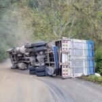Vuelca camión cargado de maíz en la carretera Teotitlán–Huautla
