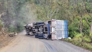 Vuelca camión cargado de maíz en la carretera Teotitlán–Huautla