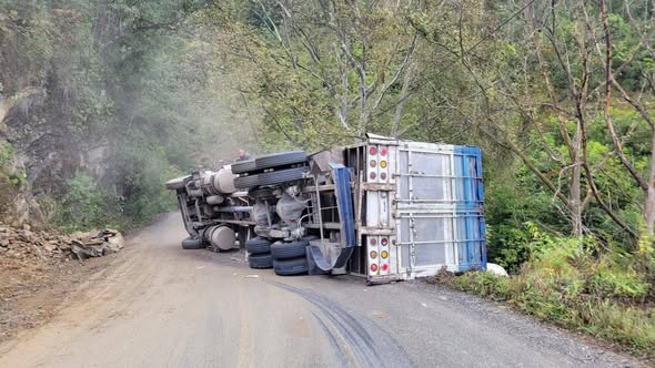 Vuelca camión cargado de maíz en la carretera Teotitlán–Huautla