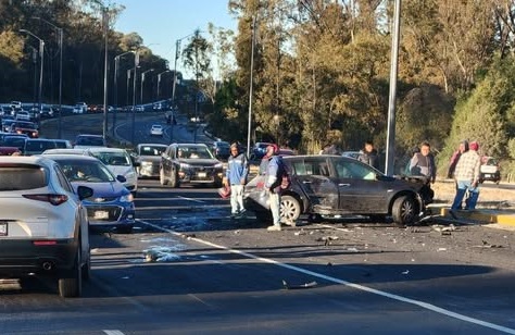Choque múltiple genera caos vial en el Periférico Ecológico con dirección a Amozoc