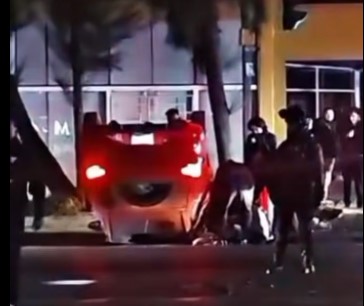 Mujer vuelca tras chocar contra semáforo y guarnición en Tehuacán