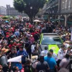 Maestros de la CNTE se enfrentan con policías en el Zócalo capitalino