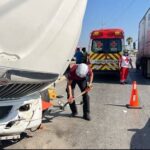 Percance entre autobús y tractocamión en la Carretera Nacional