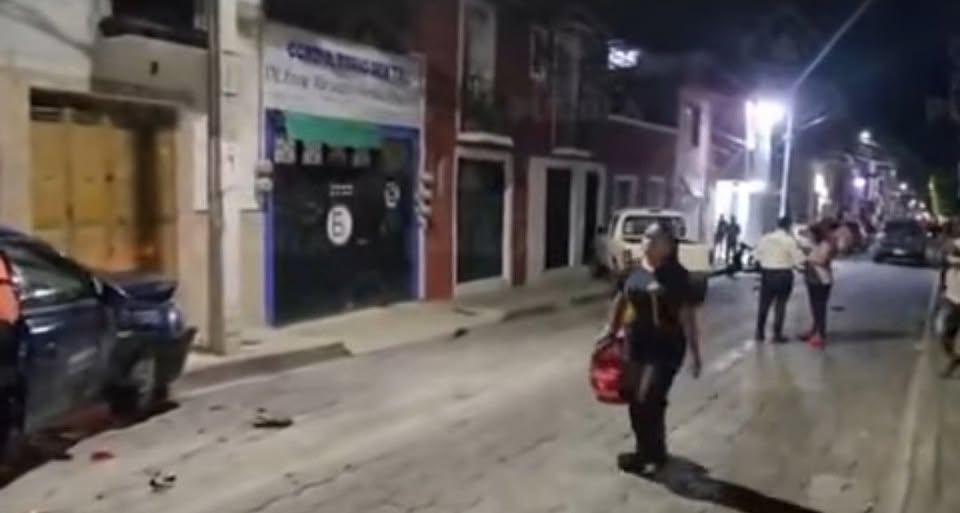EBRIO CHOCA VARIOS AUTOS EN ATLIXCO Y VECINOS LO DETIENEN