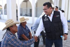 Con trabajo cercano a la gente, Pável Gaspar acompaña asambleas comunitarias en la Mixteca