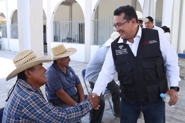 Con trabajo cercano a la gente, Pável Gaspar acompaña asambleas comunitarias en la Mixteca