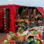 TRÁILER VUELCA Y CAE SOBRE AUTOMÓVIL; HAY UN FALLECIDO