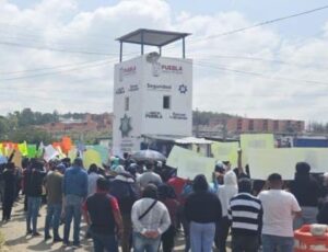 FAMILIARES DE REOS BLOQUEAN ACCESOS