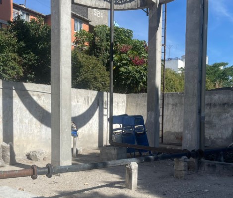VECINOS TEMEN COLAPSO DE TANQUE DE AGUA